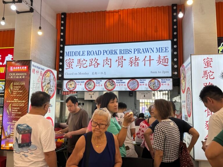 奖项满墙，不如一条长队 | Awards on the Wall, Queues at the Stall
